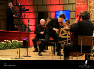 Joshua Bell a dirijat din postura de concert maestru